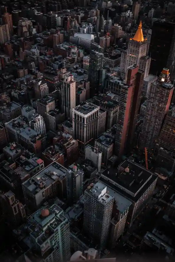 当建筑遇见晨雾：暗色系地平线的十二时辰