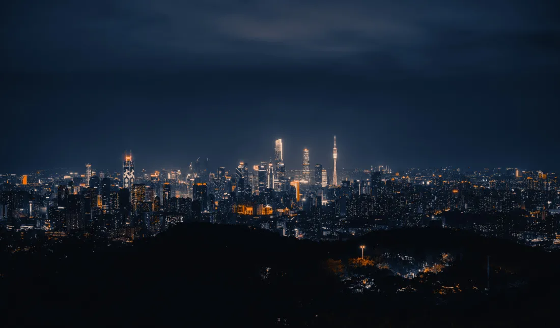 6016x3530分辨率暗色系城市夜景壁纸,霓虹光轨与天际线设计