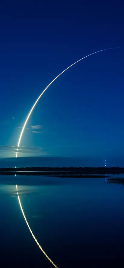 【暗物质轨迹】：AI生成的4K蓝夜空发射景观