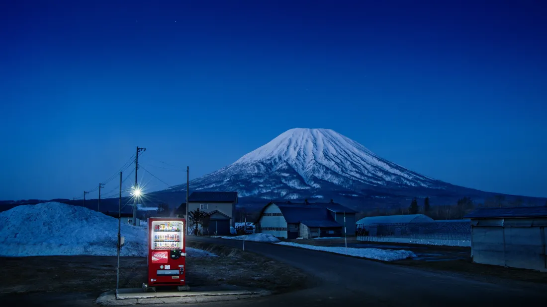 富士山夜景动漫壁纸:深蓝色星空下雪山若隐若现,动态星光特效与渐变云层