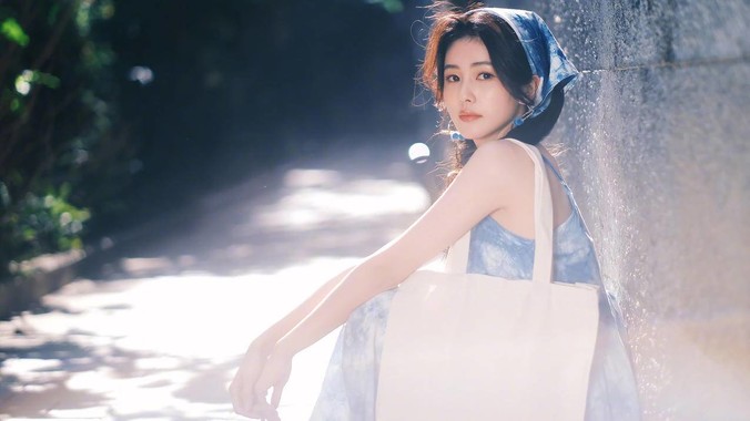 琥珀晨曦的治愈诗篇｜白鹿夏日4K壁纸重构森系光影美学