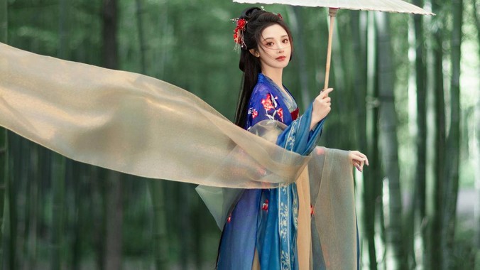 竹青黛色光影方程式｜彭小苒古风竹林4K壁纸重构东方仙侠的流体美学