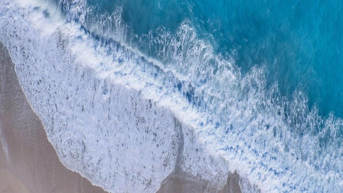 深海蓝绿调的时空褶皱｜4K海滩壁纸重构潮汐记忆的粒子诗学