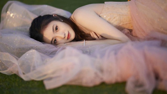 云端漫步的粉色诗篇｜刘浩存灰粉纱裙4K壁纸重构春日花园美学