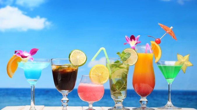 冰镇翡翠方程式｜夏日果汁饮料4K壁纸重构海岛度假的流体美学