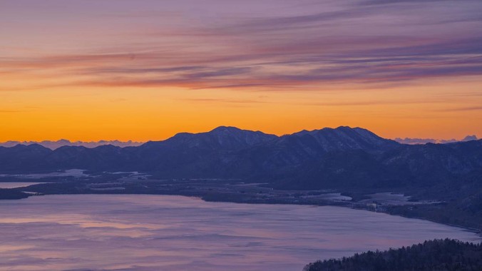暮色金辉方程式｜高山湖面夕阳4K壁纸重构大地色系的流体动力学