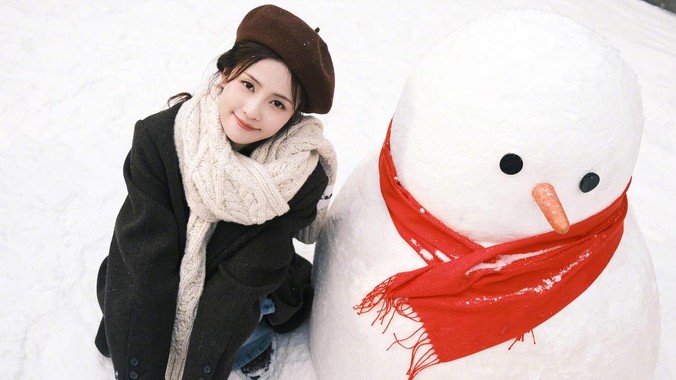 雪吻霓裳｜白鹿雪地4K壁纸解锁冬日美学的动态粒子叙事