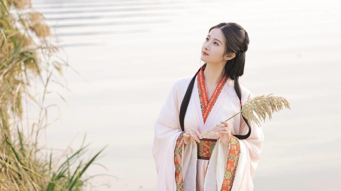 苇风拂月白｜古风美人临湖4K壁纸复刻宋画留白意境