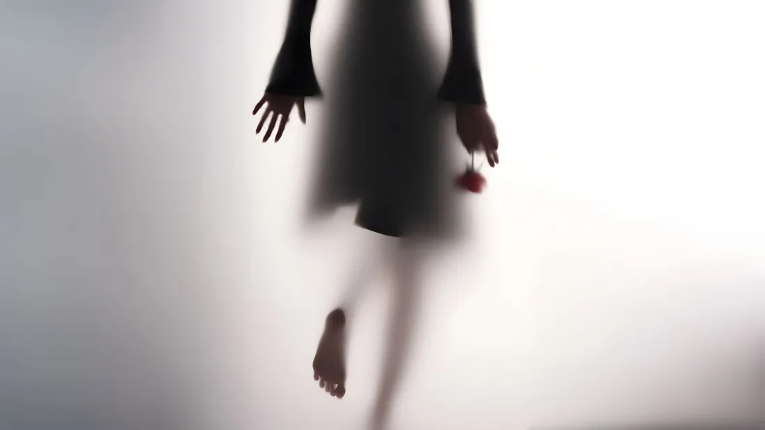 「免费收藏｜毛玻璃美女背影壁纸：氛围感光影秘境」​