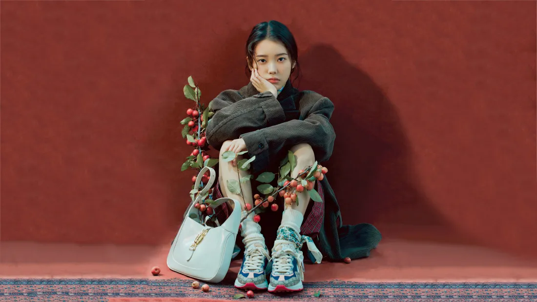 免费下载｜IU红色魅力坐姿写真壁纸【乐摄图库】