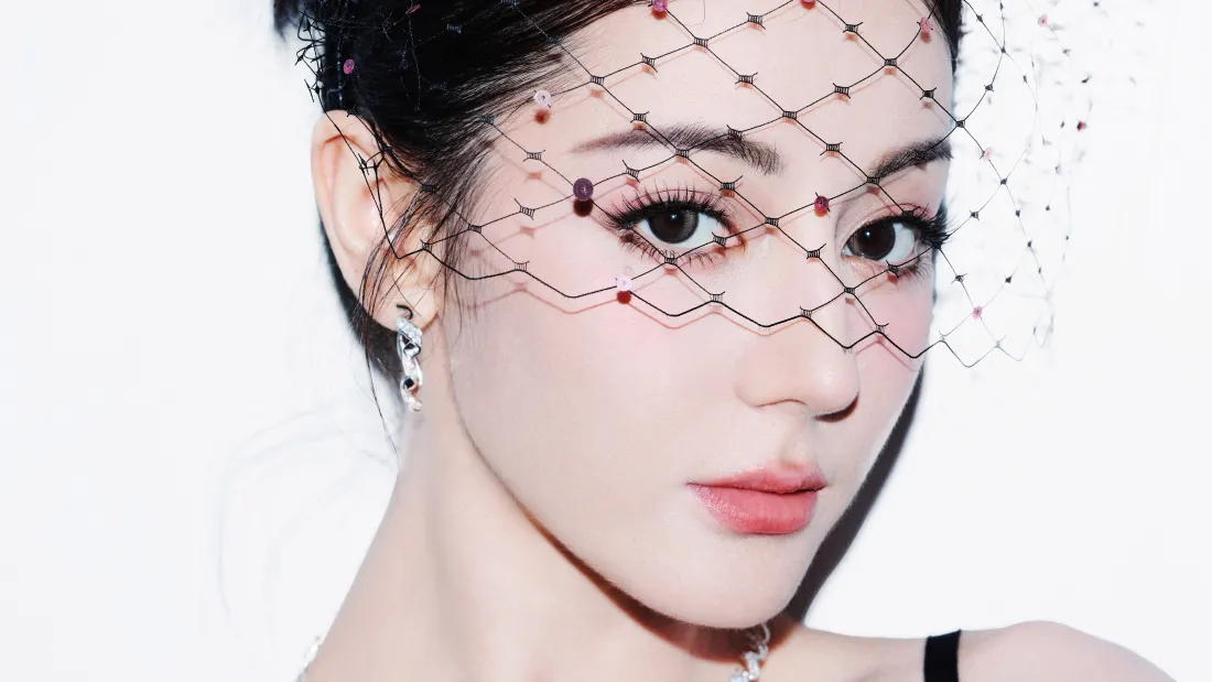免费下载｜迪丽热巴灰白写真壁纸：高级质感×6520×3667超清【乐摄图库】